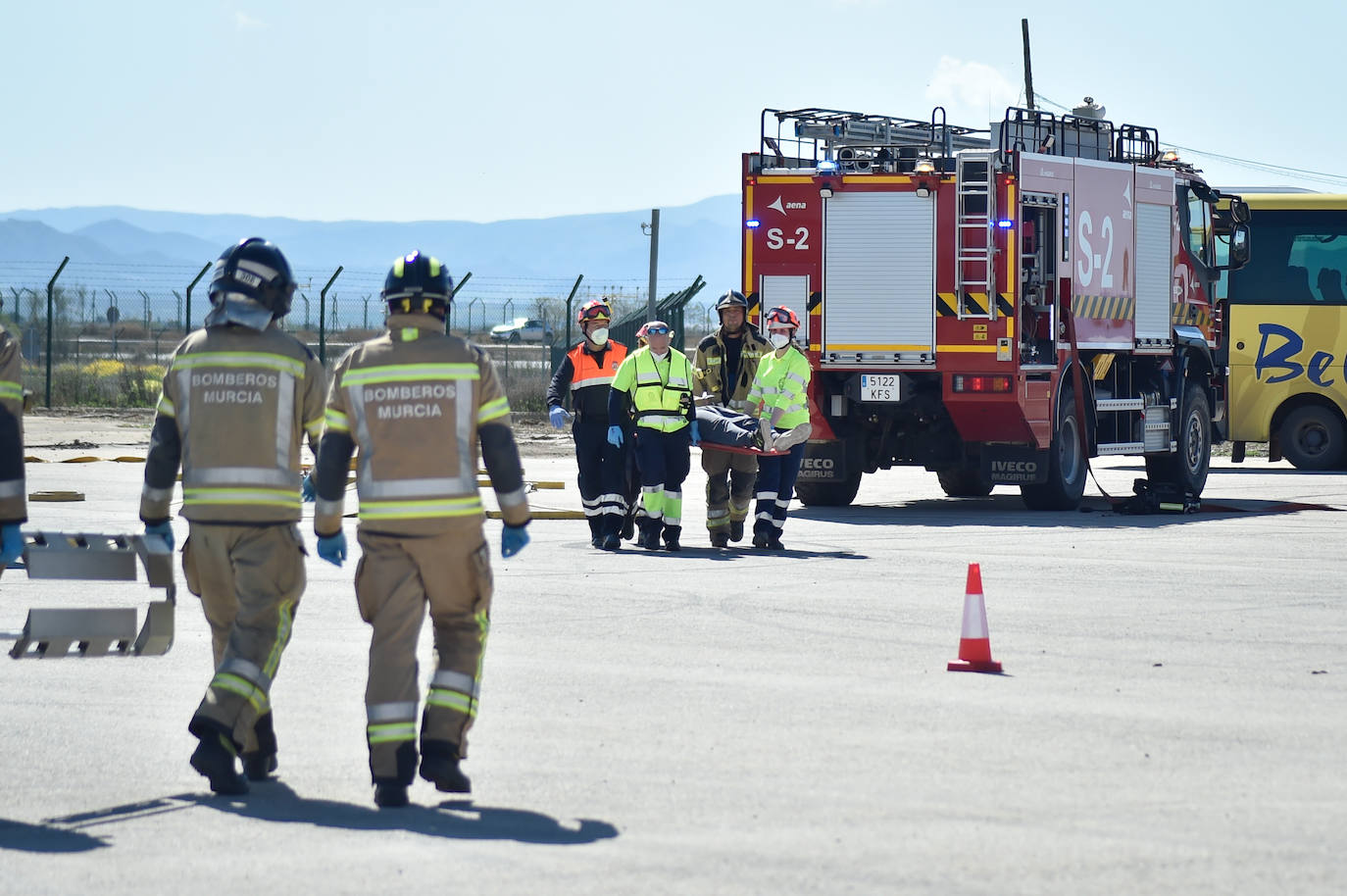 Fotos: Simulacro de accidente aéreo en Corvera para coordinar los servicios implicados en la emergencia