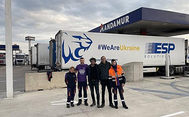 Juan Carlos Collado y los expendedores de Andamur Ana Lucía Leres y Sergio Santa María (1º dcha.), junto al periodista Rubén García Bastida y el camionero Chema Cervera, que viajan en el convoy humanitario (3º y 4º izda. respectivamente).