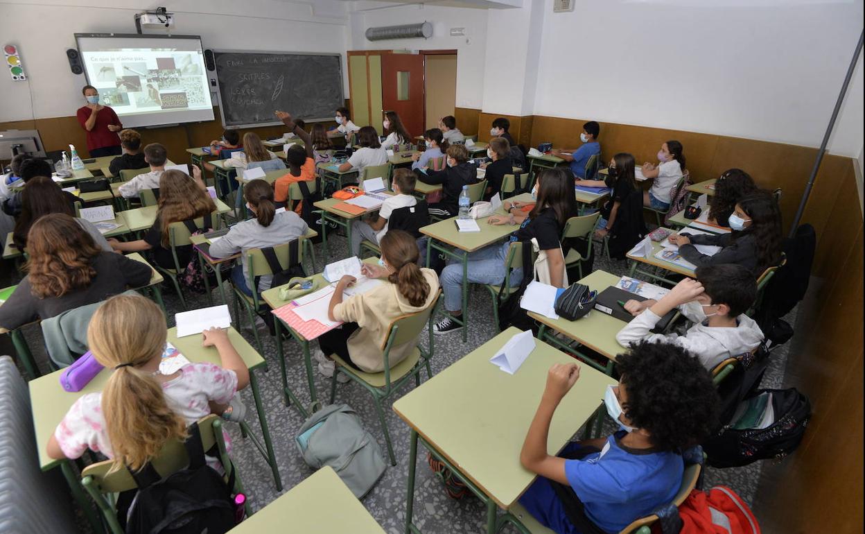 Alumnos de primero de ESO en clase en el IES Alfonso X de Murcia, en una fotografía de archivo.