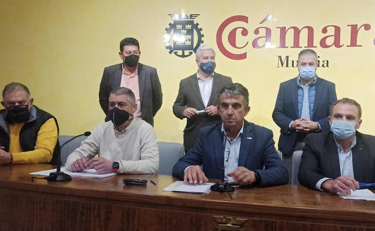 Los representantes agrícolas y ganaderos de la Región durante la rueda de prensa, este jueves.