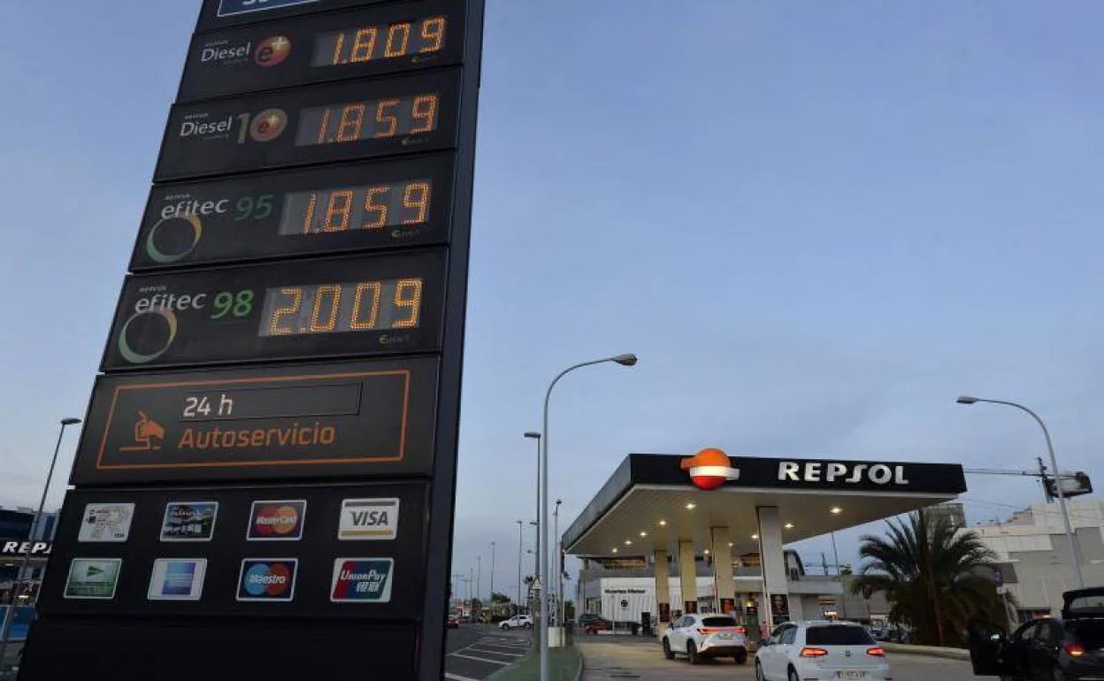 Precios de los combustibles en una gasolinera en Espinardo. 