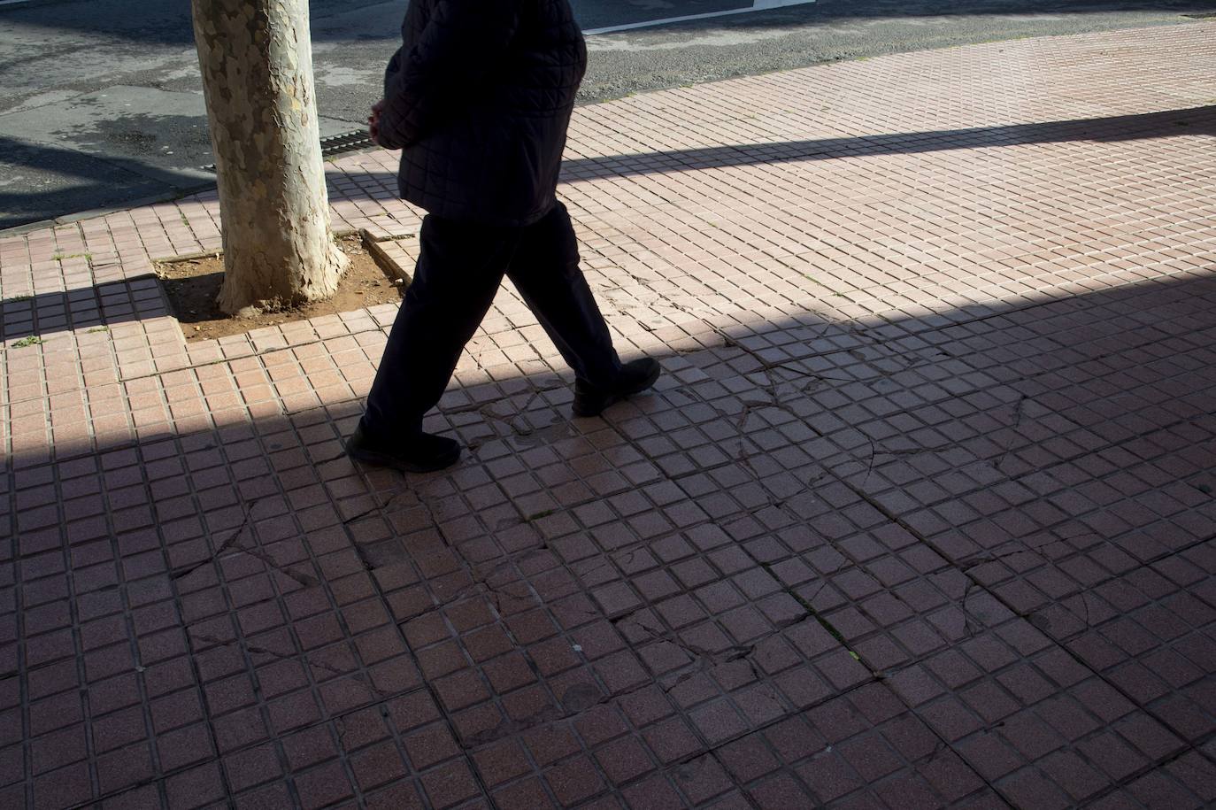 Fotos: Arrecian las quejas por los desperfectos en el pavimento de decenas de calles y plazas de Cartagena