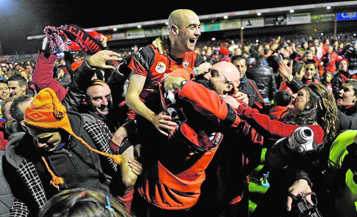 Pablo Infante, uno de los jugadores del Mirandés que enamoró al fútbol español, celebra en Anduva el pase a las semifinales de la Copa del Rey, en enero del año 2012. 