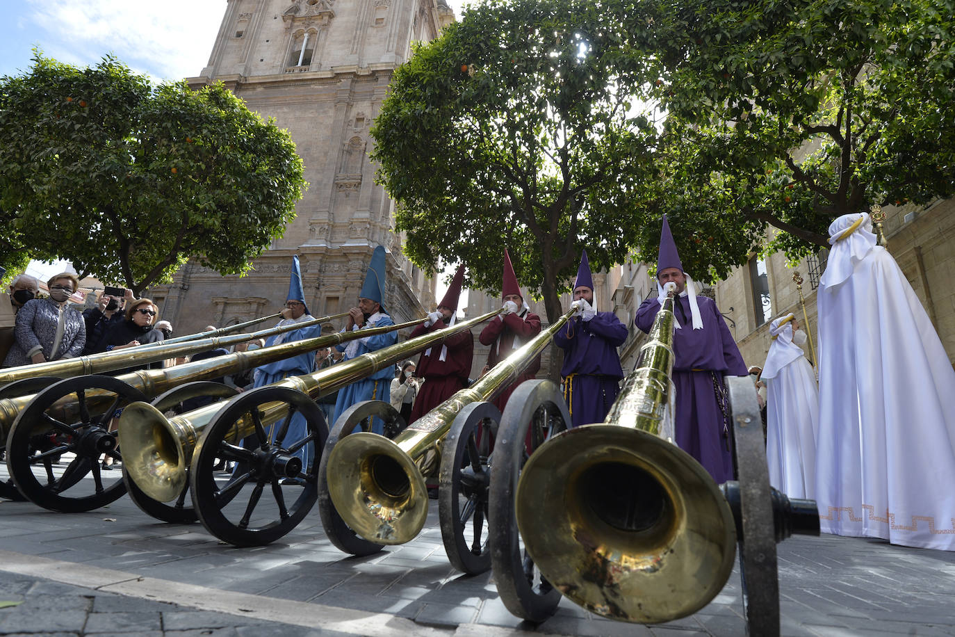 Fotos: Burlas, bocinas y tambores en el llamamiento a la Semana Santa de Murcia