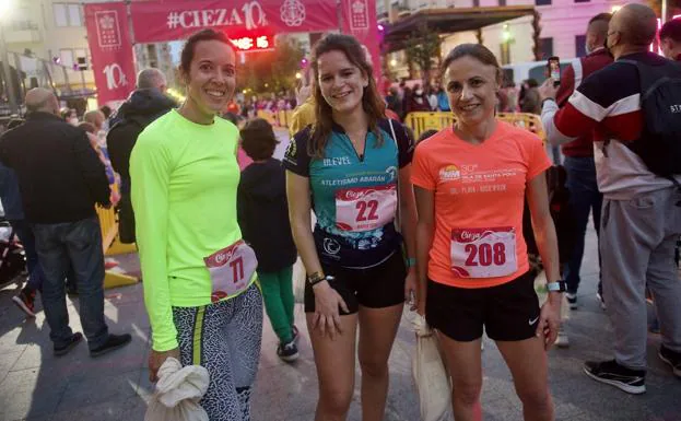 Patricia Galián Fernández, María José Jiménez Méndez y María Jesús Juárez Fernández, las tres primeras clasificadas en la categoría femenina de la prueba 10k Floración de Cieza 2022.