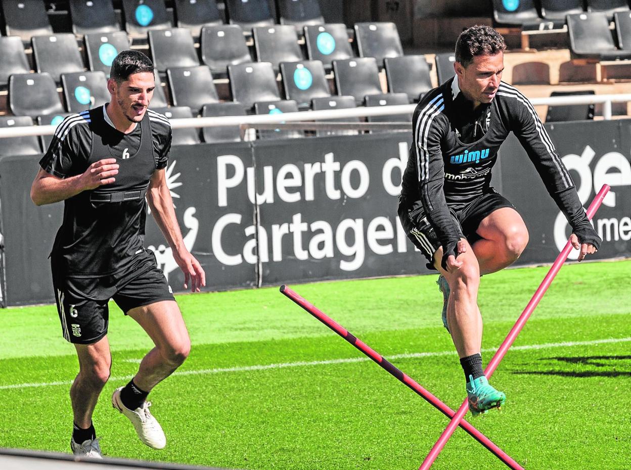 Bodiger, a la izquierda, y Rubén Castro, en la derecha, trabajan en un entrenamiento reciente en el Cartagonova. 