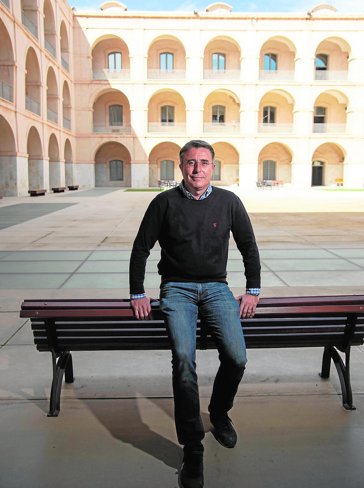 Ángel Molina, en el patio del antiguo Hospital de Marina de Cartagena, sede de la Universidad Politécnica. 