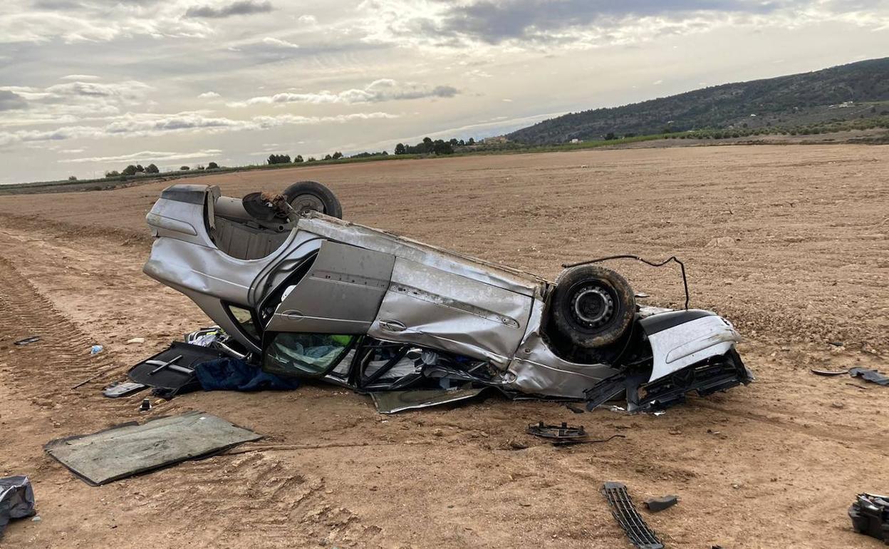 Imagen de cómo ha quedado el vehículo en el que viajaba la familia. 