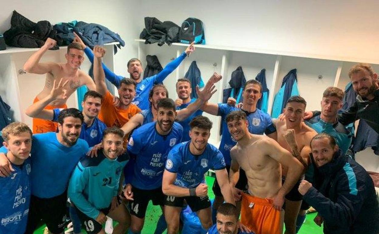 Los jugadores del Mar Menor celebran en el vesturio su triunfo de ayer en el campo del Toledo.