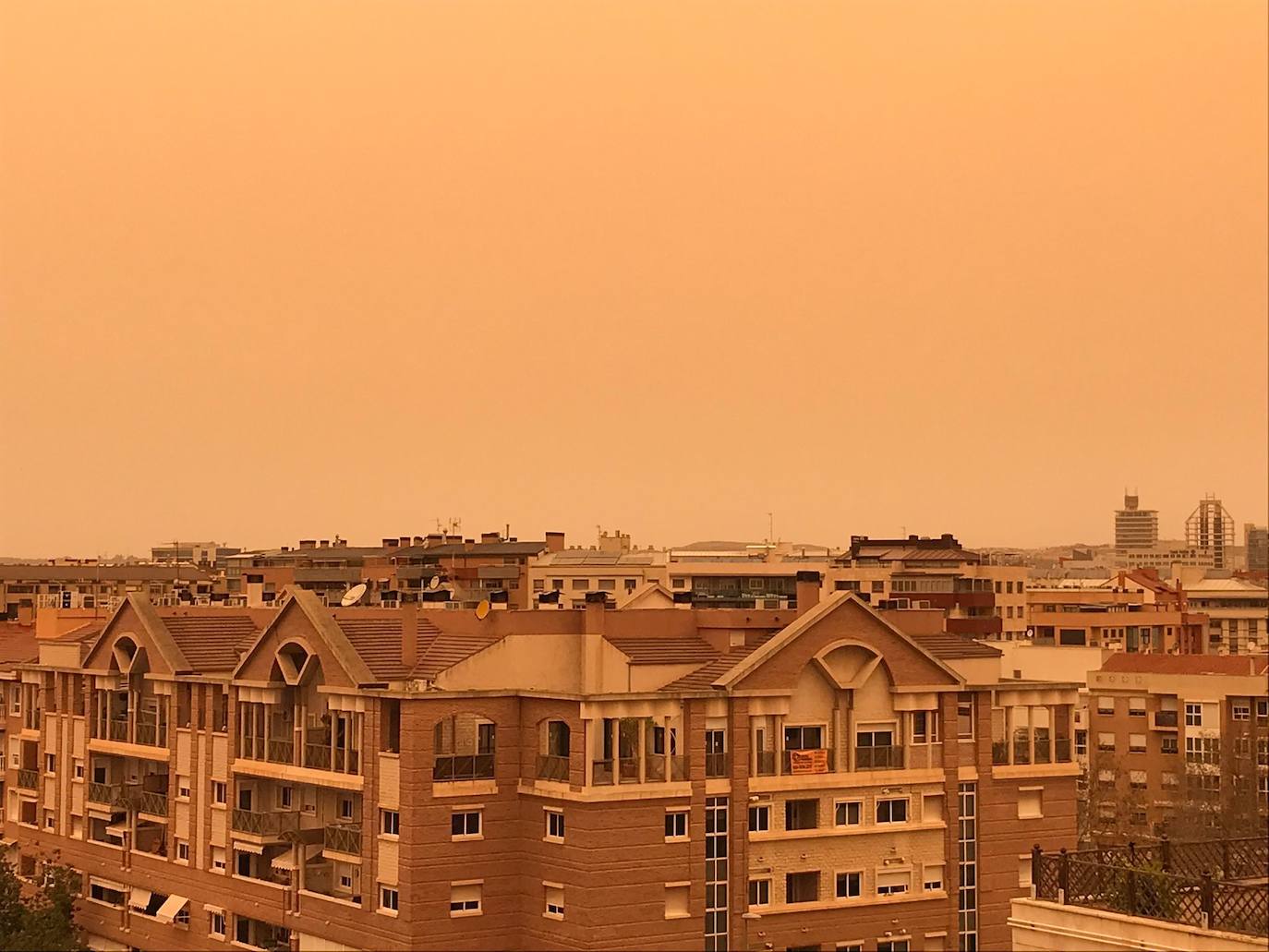 Fotos: La calima, el fenómeno meteorológico que tiñe de naranja los cielos de la Región de Murcia
