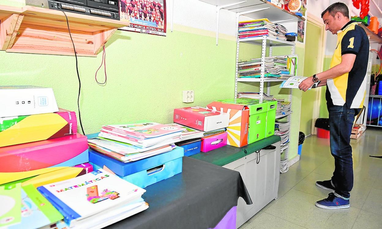 Banco de libros del colegio Nuestra Señora de Los Ángeles de El Esparragal (Murcia). 