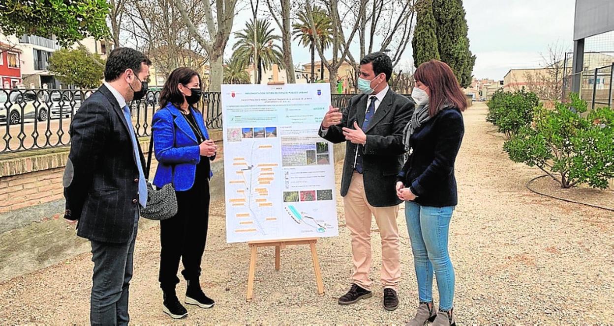 Díez de Revenga (2d) y la alcaldesa, María Dolores Muñoz (d), ayer. 