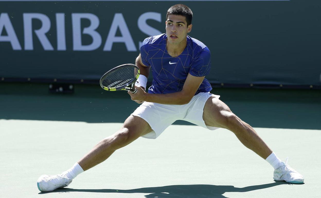 Carlos Alcaraz frente a Roberto Bautista en Indian Wells este lunes.