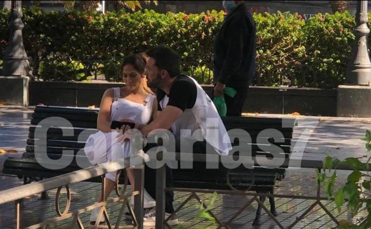 Ben Affleck y Jennifer López, de paseo por el entorno de la plaza de Santa Ana. 