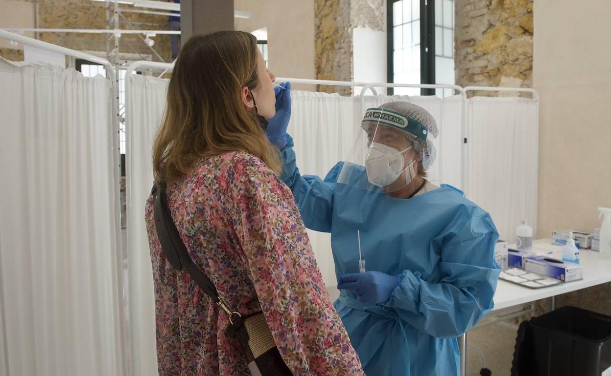 Una sanitaria realiza una PCR, en una imagen de archivo.