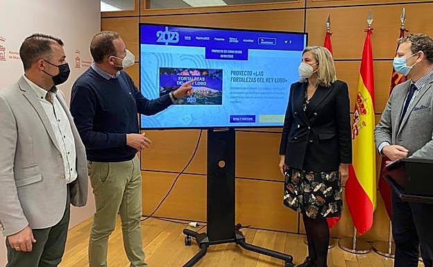 Miembros del PP explican el proyecto de 'Las Fortalezas del Rey Lobo'.