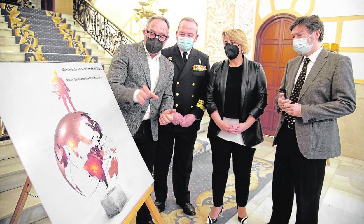 Sáenz de Elorrieta muestra un diseño a Sobrino, Arroyo y Muñoz, en el recibidor de Capitanía General.