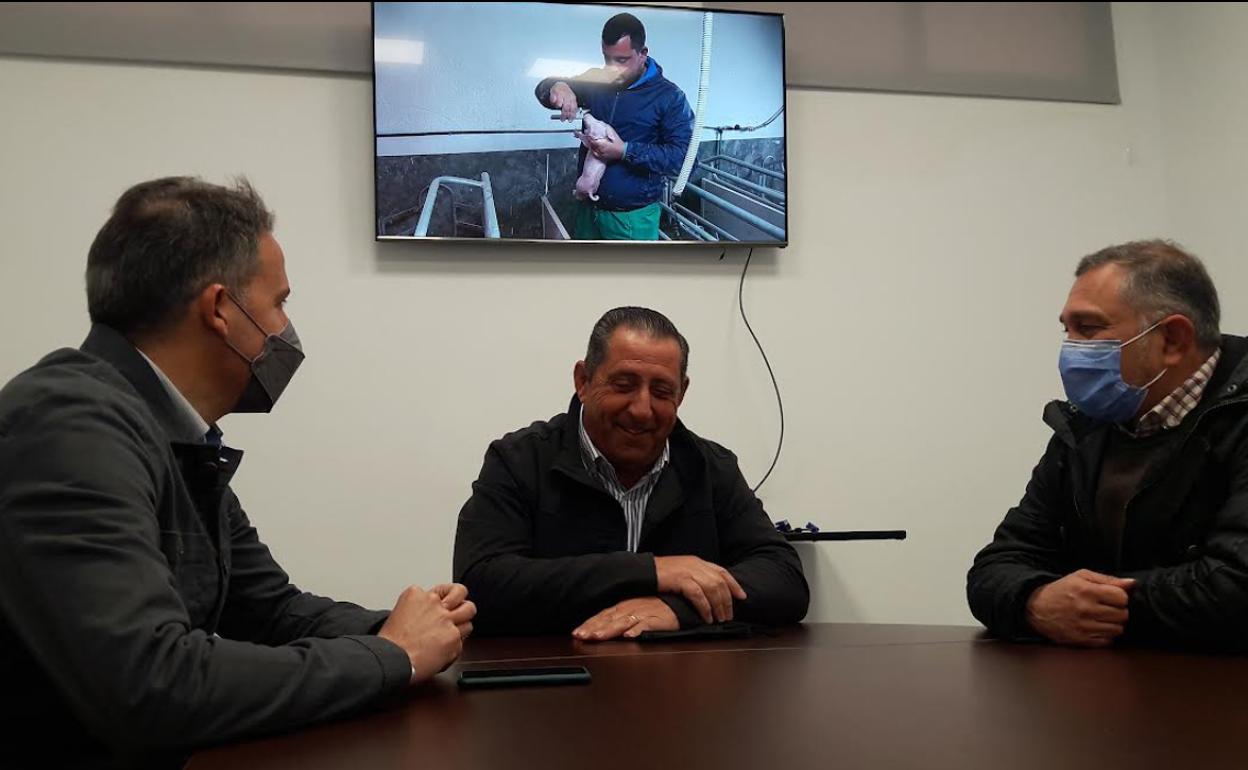 Román, durante la reunión mantenida con el portavoz del PP (i) y el concejal Ángel Meca.