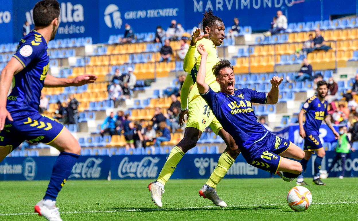 Armando Corbalán, con Jackson detrás, cae en el área del Villarreal B. 