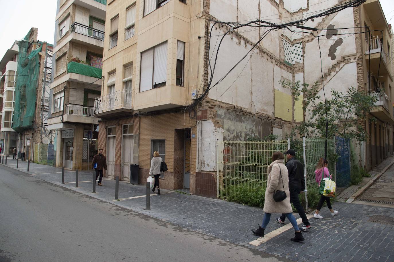 Fotos: Solares de Cartagena acumulan basura, maleza e insectos