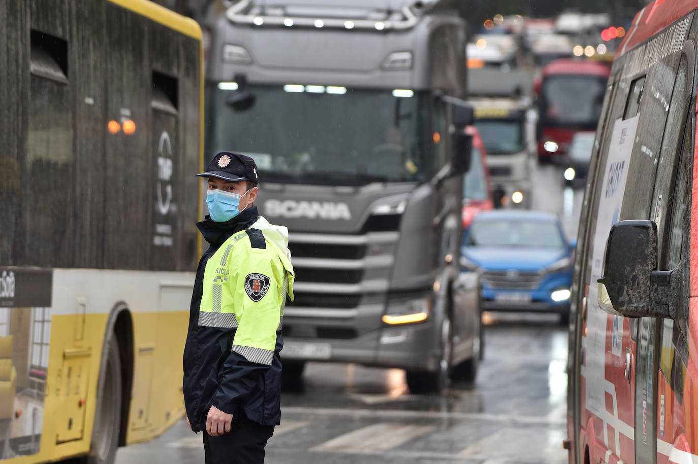 Fotos: El centro de Murcia se llena de camiones por la huelga de transporte