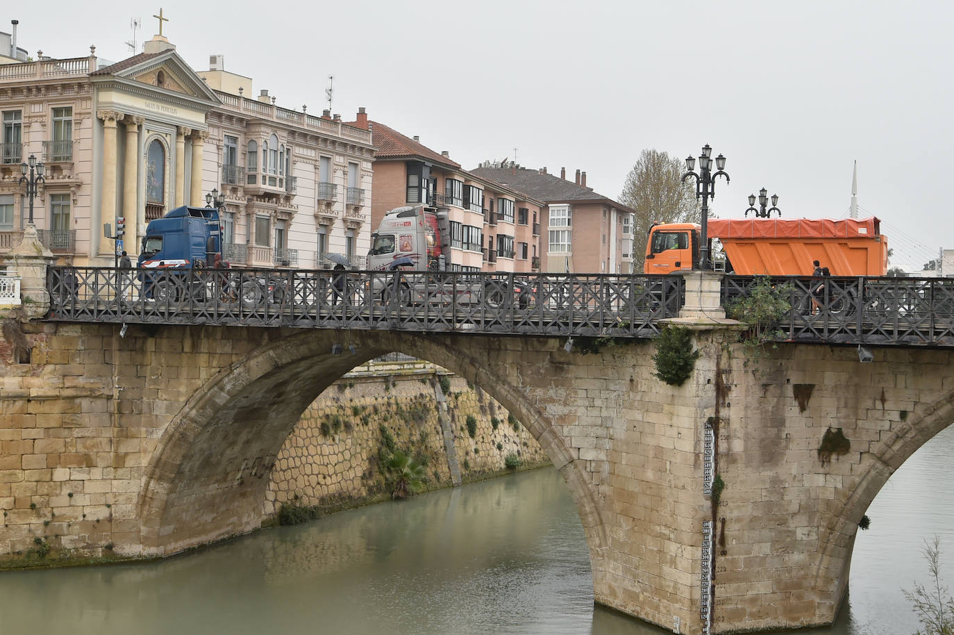 Fotos: El centro de Murcia se llena de camiones por la huelga de transporte