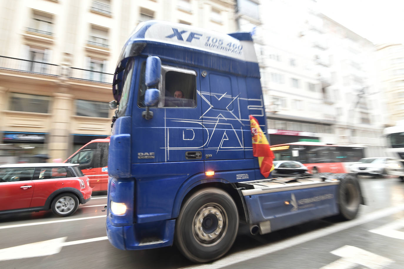 Fotos: El centro de Murcia se llena de camiones por la huelga de transporte