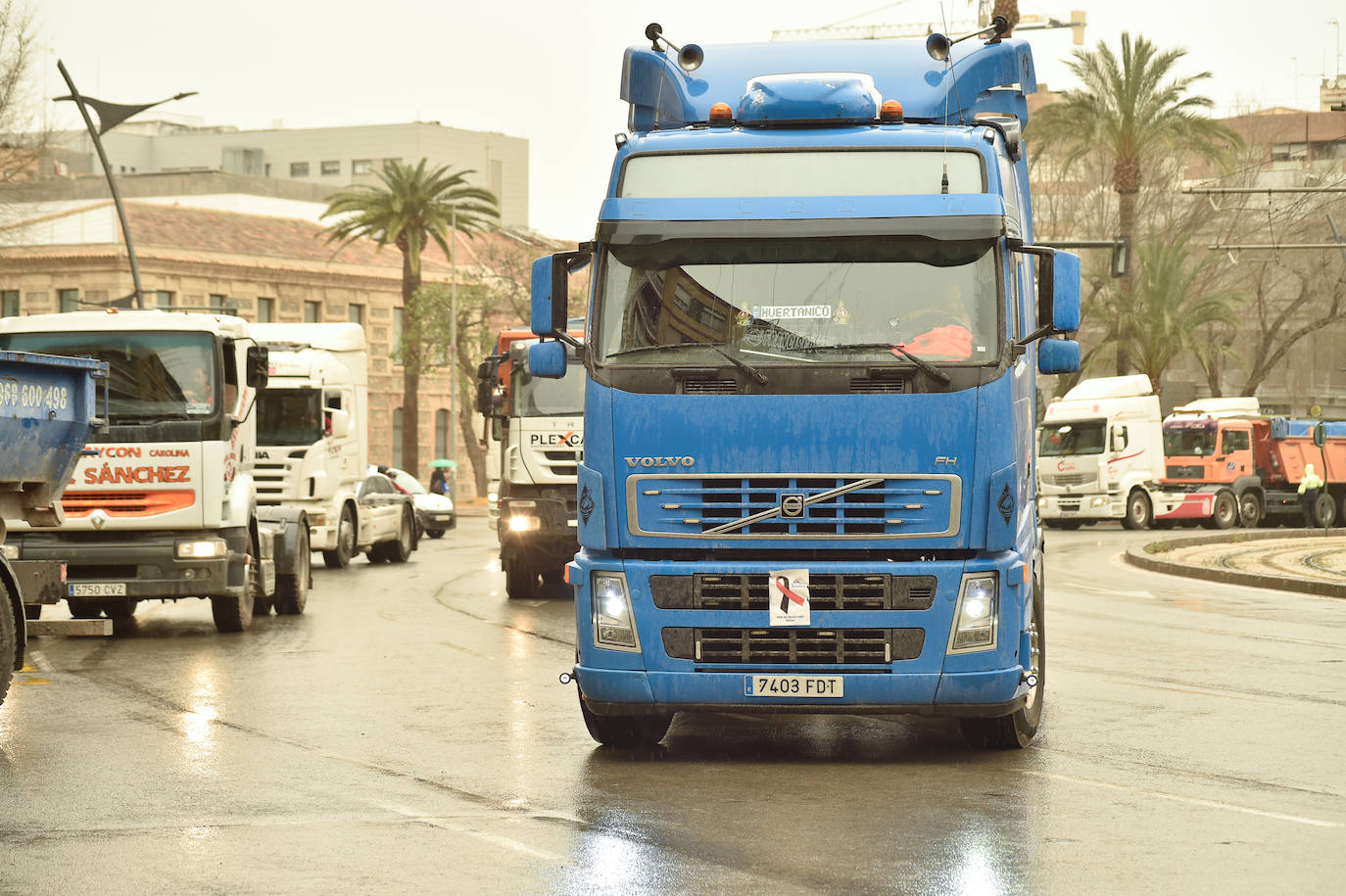 Fotos: El centro de Murcia se llena de camiones por la huelga de transporte
