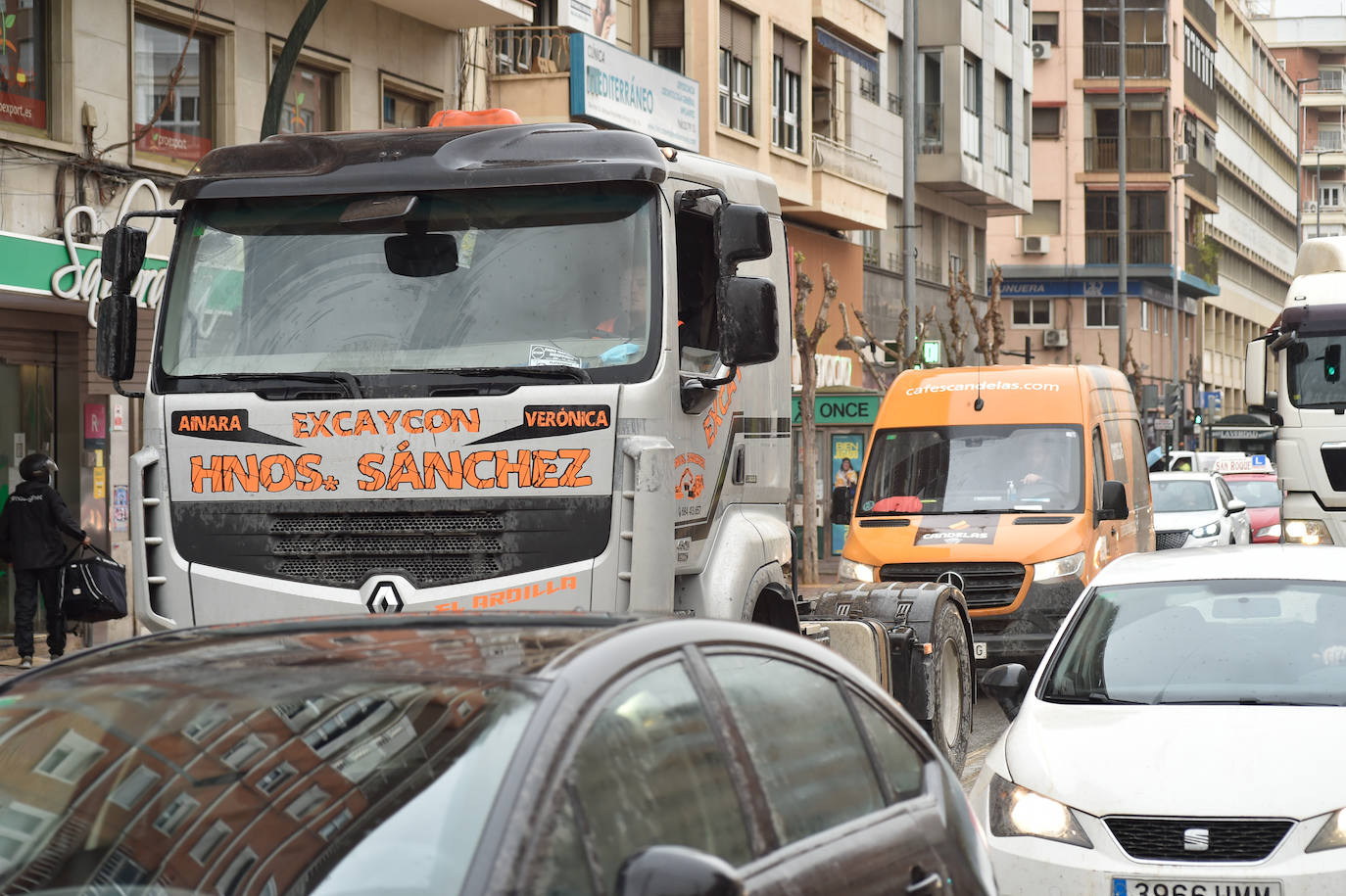 Fotos: El centro de Murcia se llena de camiones por la huelga de transporte