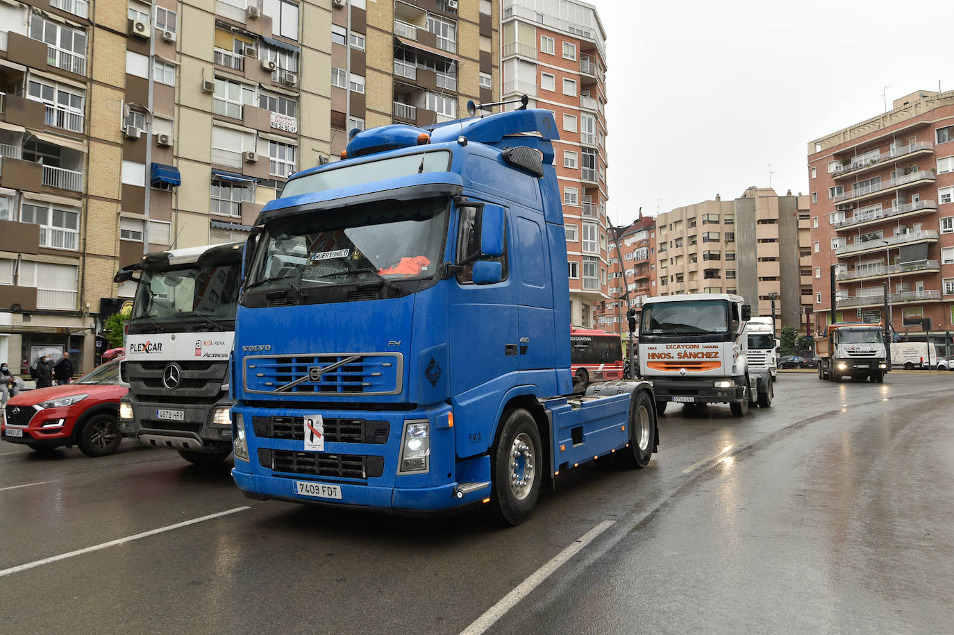 Fotos: El centro de Murcia se llena de camiones por la huelga de transporte