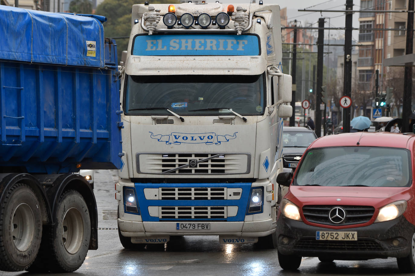 Fotos: El centro de Murcia se llena de camiones por la huelga de transporte
