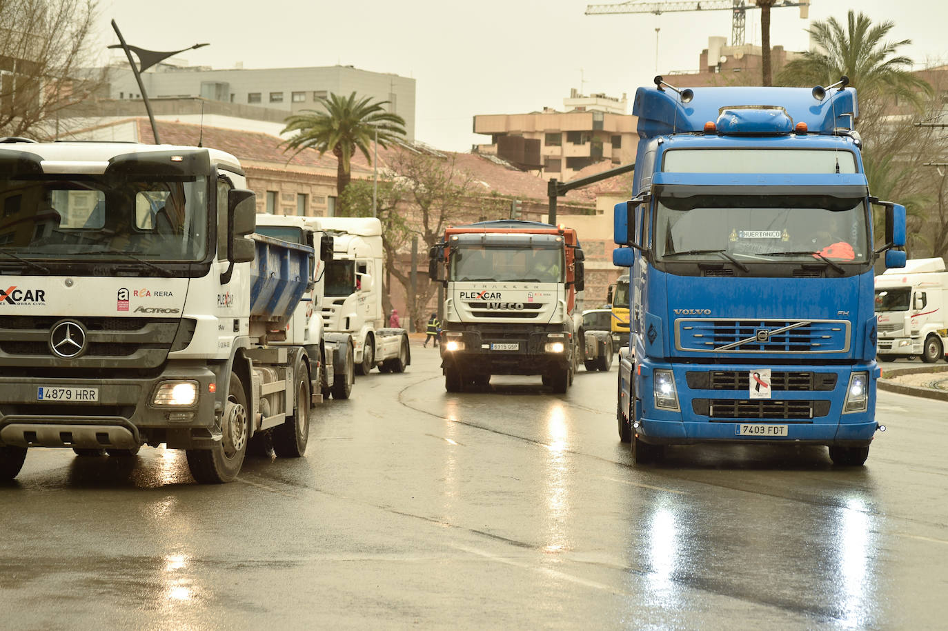 Fotos: El centro de Murcia se llena de camiones por la huelga de transporte