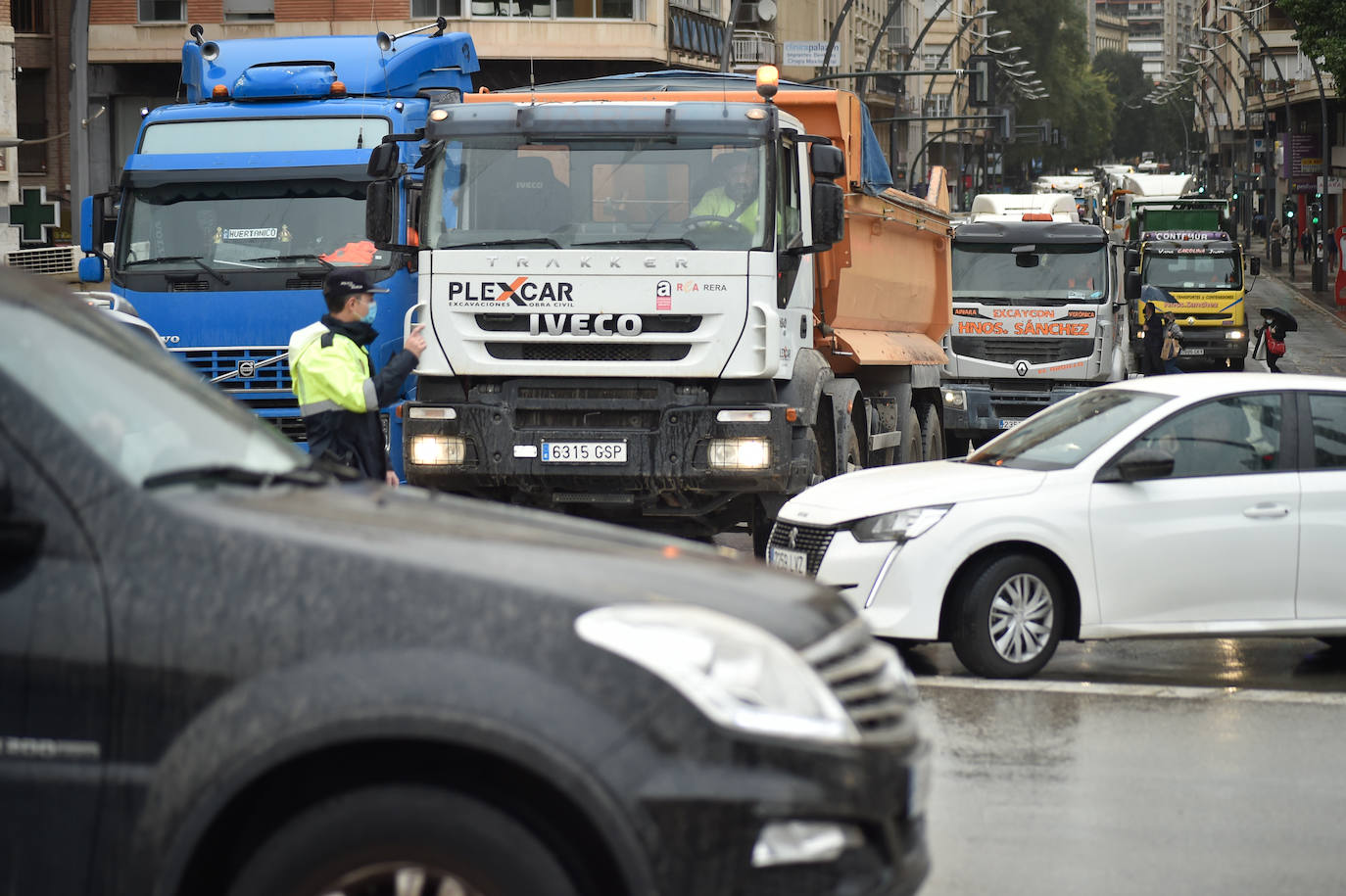 Fotos: El centro de Murcia se llena de camiones por la huelga de transporte