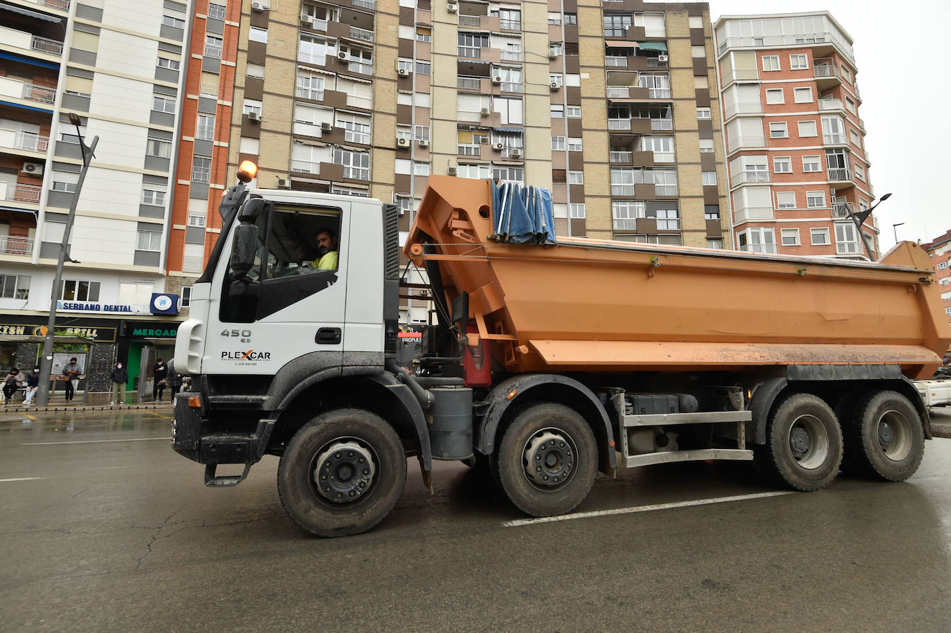 Fotos: El centro de Murcia se llena de camiones por la huelga de transporte