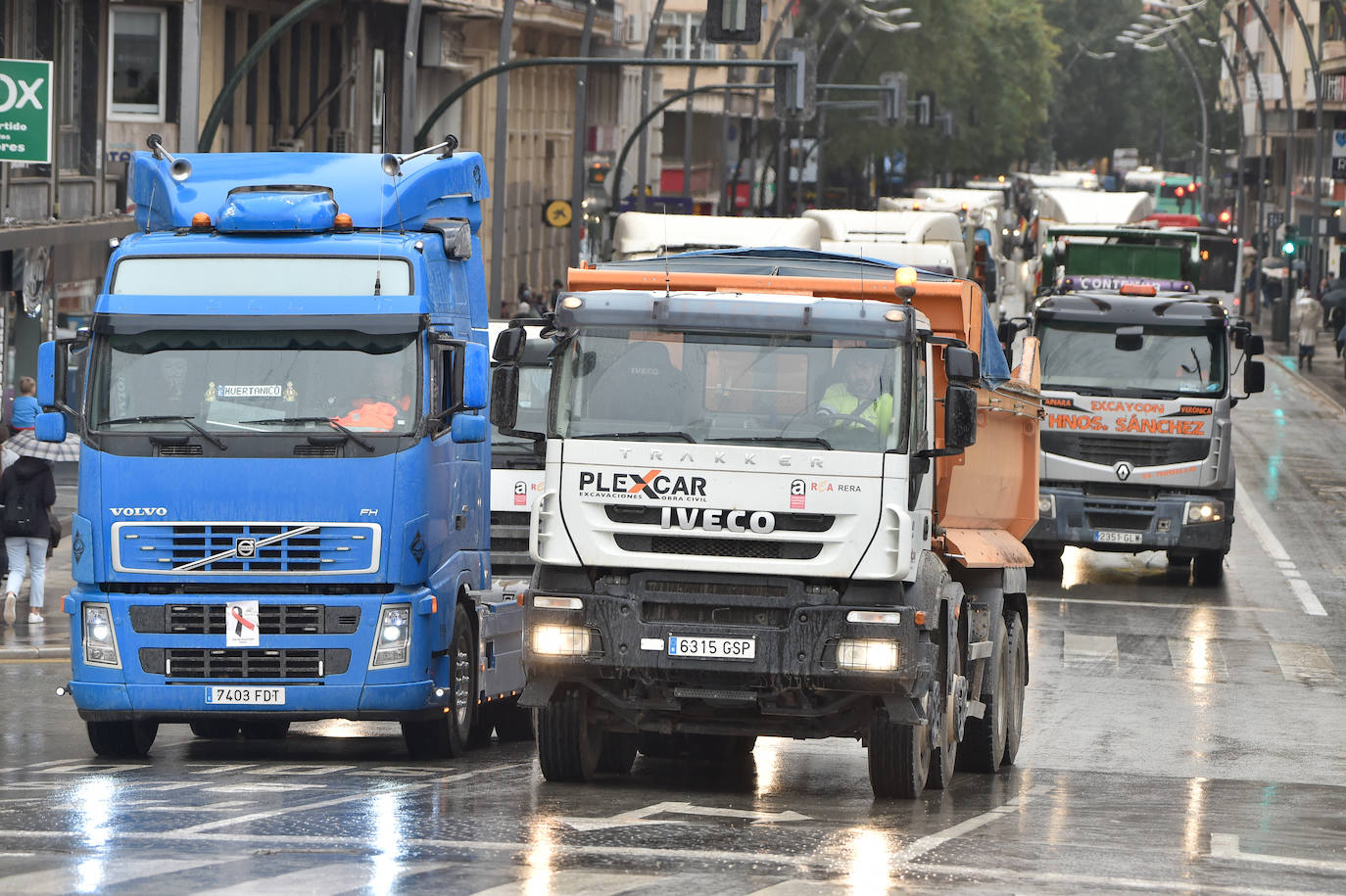 Fotos: El centro de Murcia se llena de camiones por la huelga de transporte