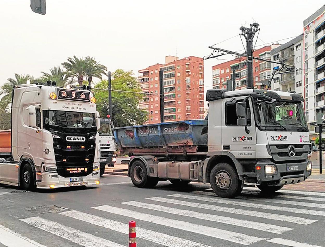 Varios camiones, ayer, a su paso en caravana por la plaza Circular. 