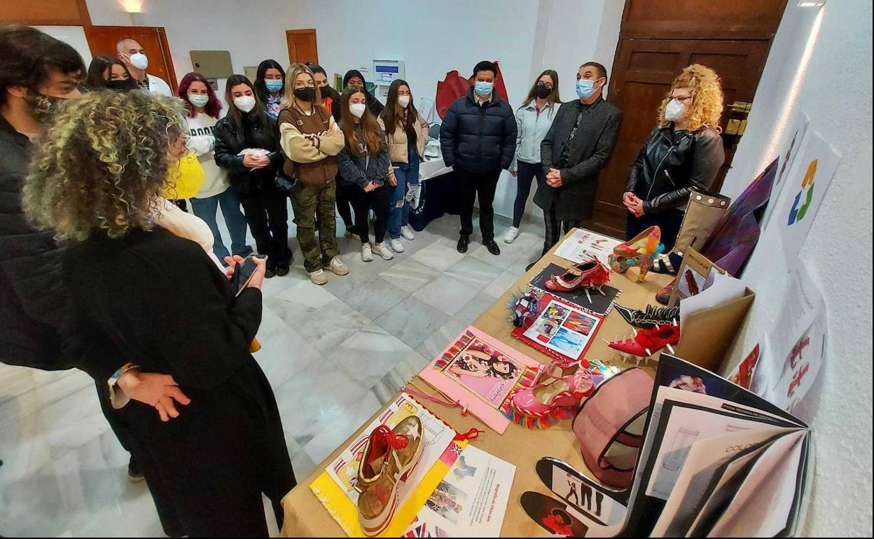 Un grupo de participantes observa uno de los stand montados durante las jornadas en la Casa de Cultura 