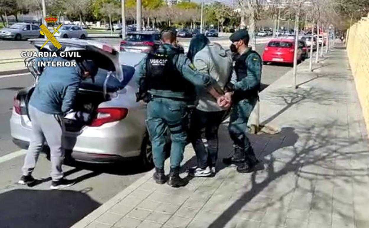 Agentes de la Guardia Civil detienen a uno de los miembros de la banda.