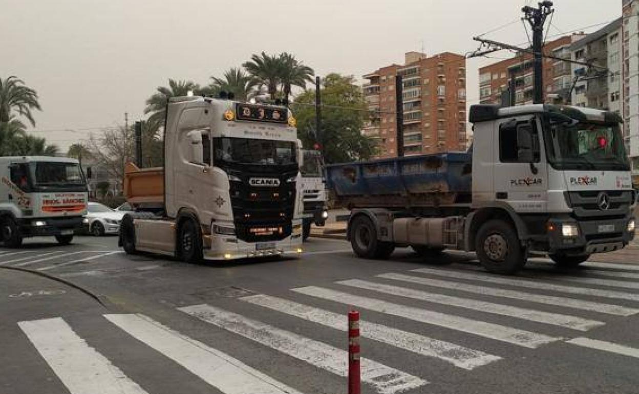 Tres camiones circulan este martes por la plaza Circular en el segundo día de la huelga indefinida.
