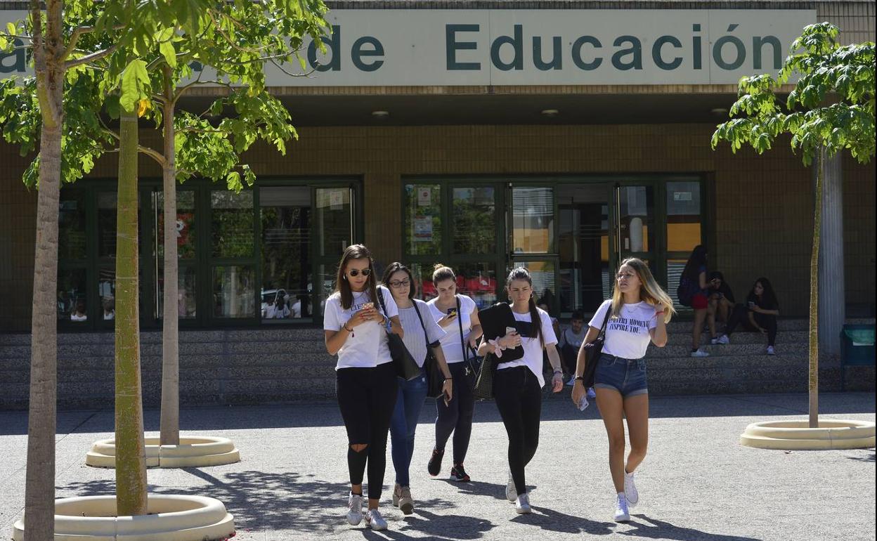 Varias esudiantes caminan por el campus de Espinardo en una imagen de archivo. 