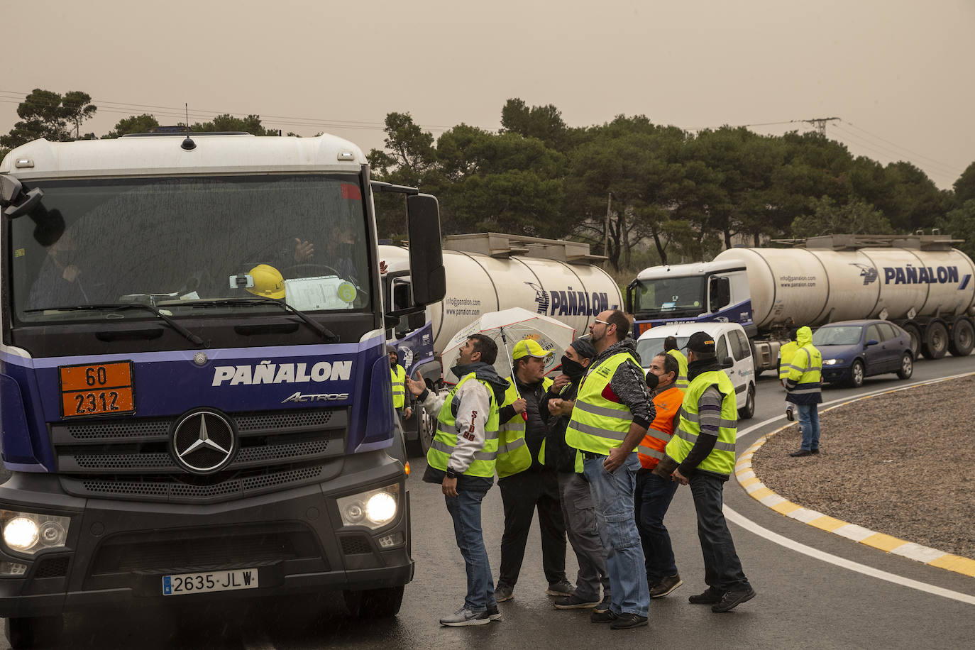 Fotos: Camiones escoltados por la Guardia Civil en el Valle de Escombreras