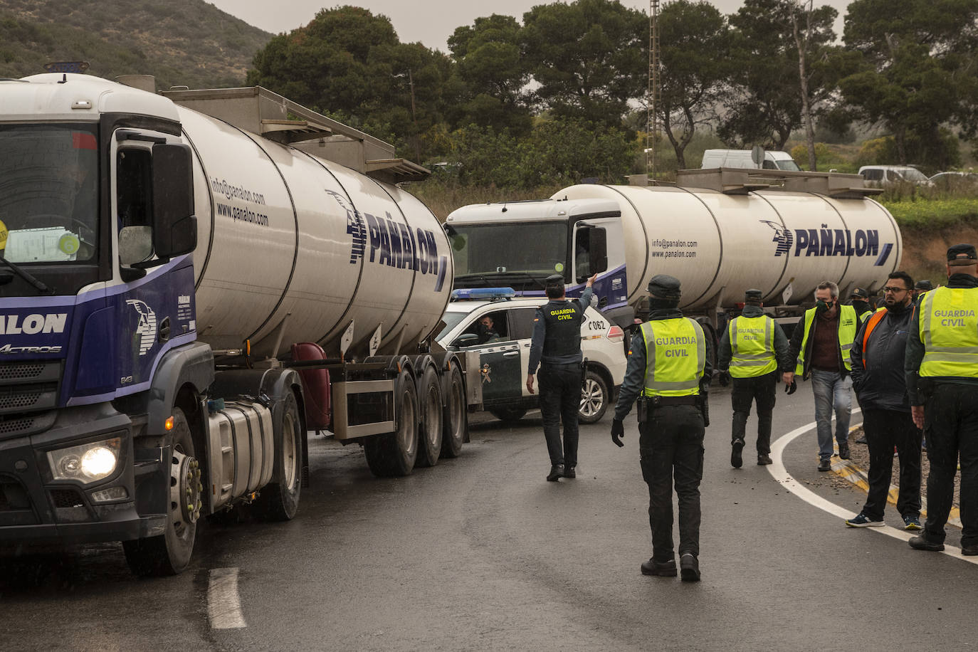 Fotos: Camiones escoltados por la Guardia Civil en el Valle de Escombreras