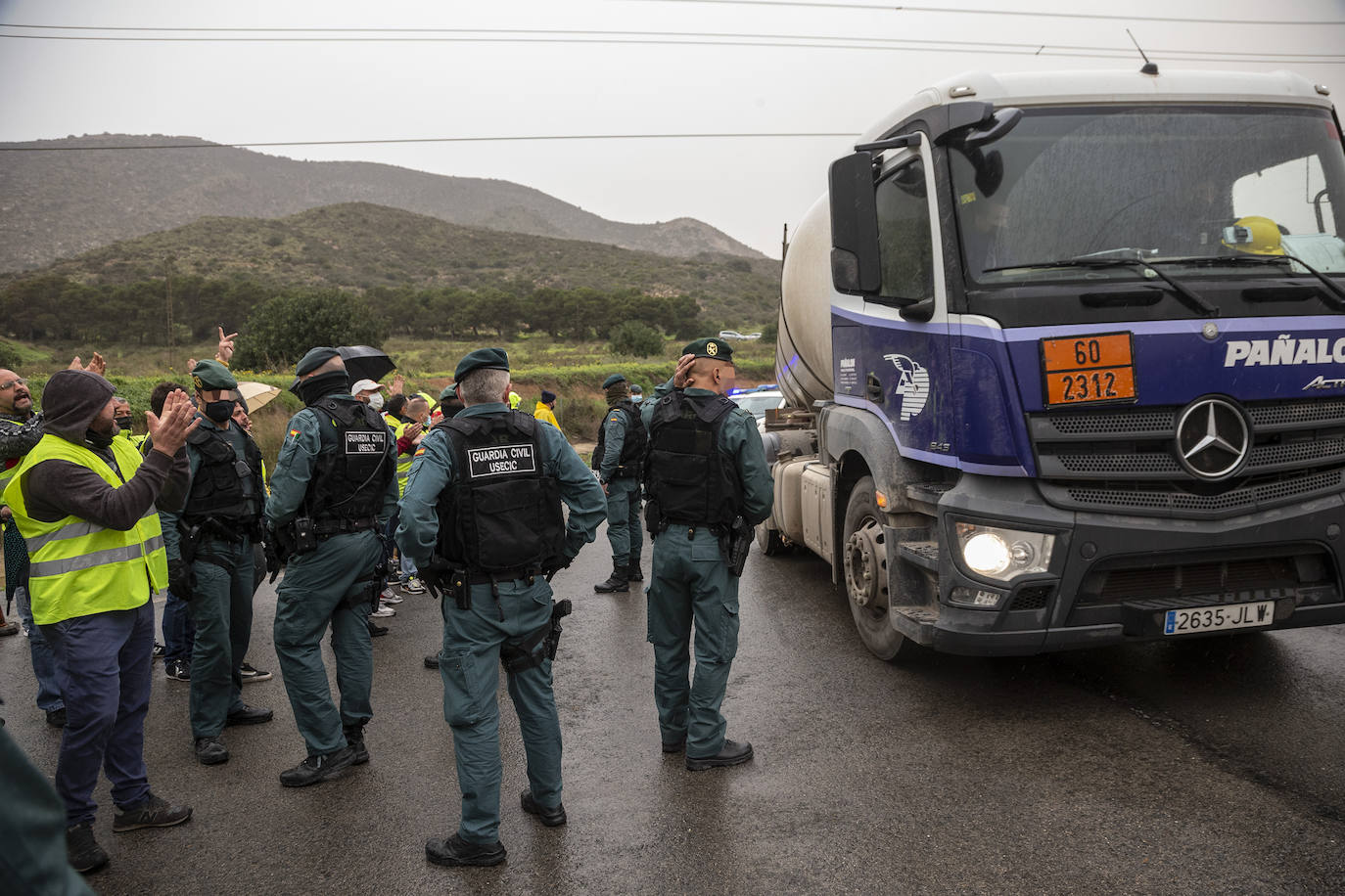Fotos: Camiones escoltados por la Guardia Civil en el Valle de Escombreras
