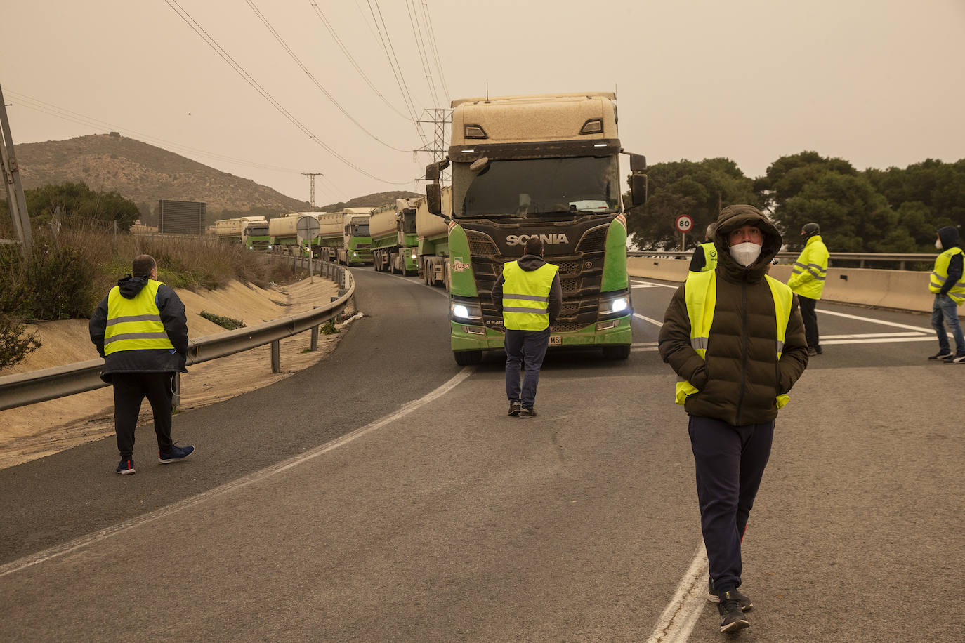Fotos: Camiones escoltados por la Guardia Civil en el Valle de Escombreras