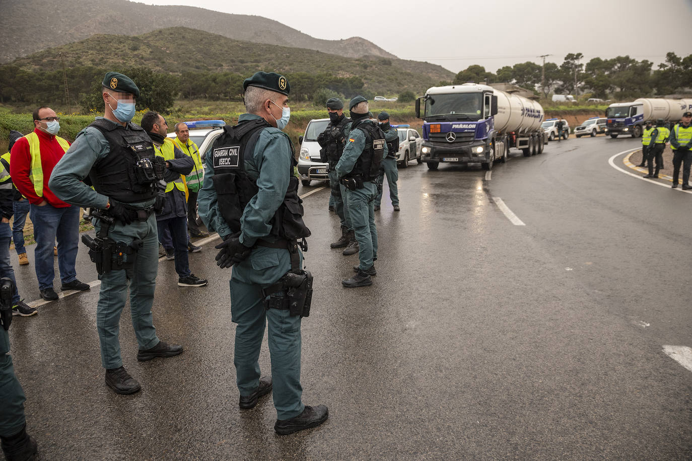 Fotos: Camiones escoltados por la Guardia Civil en el Valle de Escombreras