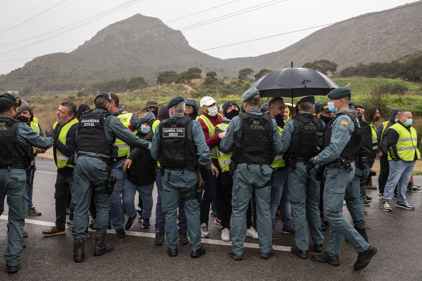 Fotos: Camiones escoltados por la Guardia Civil en el Valle de Escombreras
