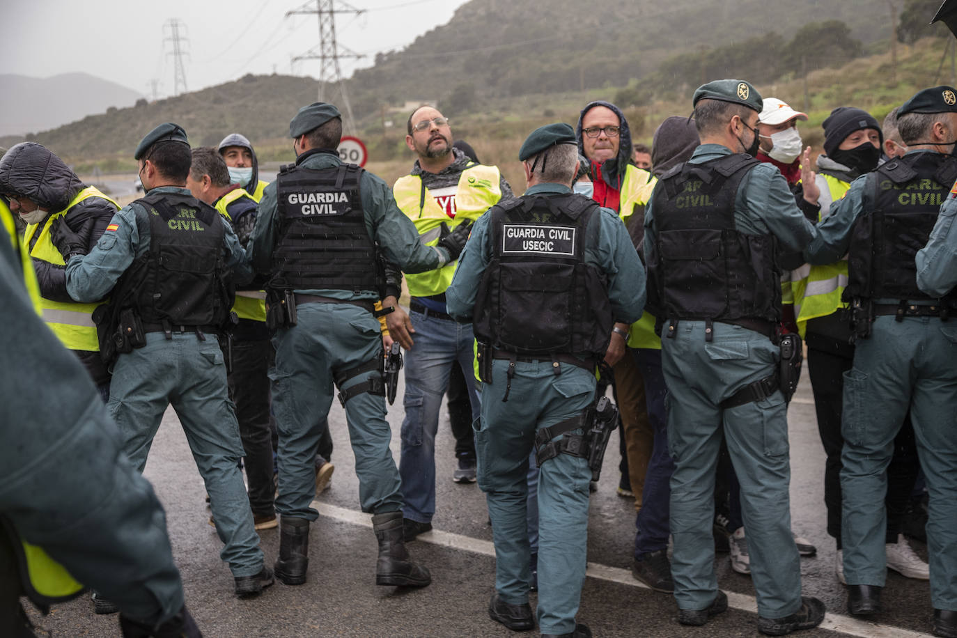 Fotos: Camiones escoltados por la Guardia Civil en el Valle de Escombreras