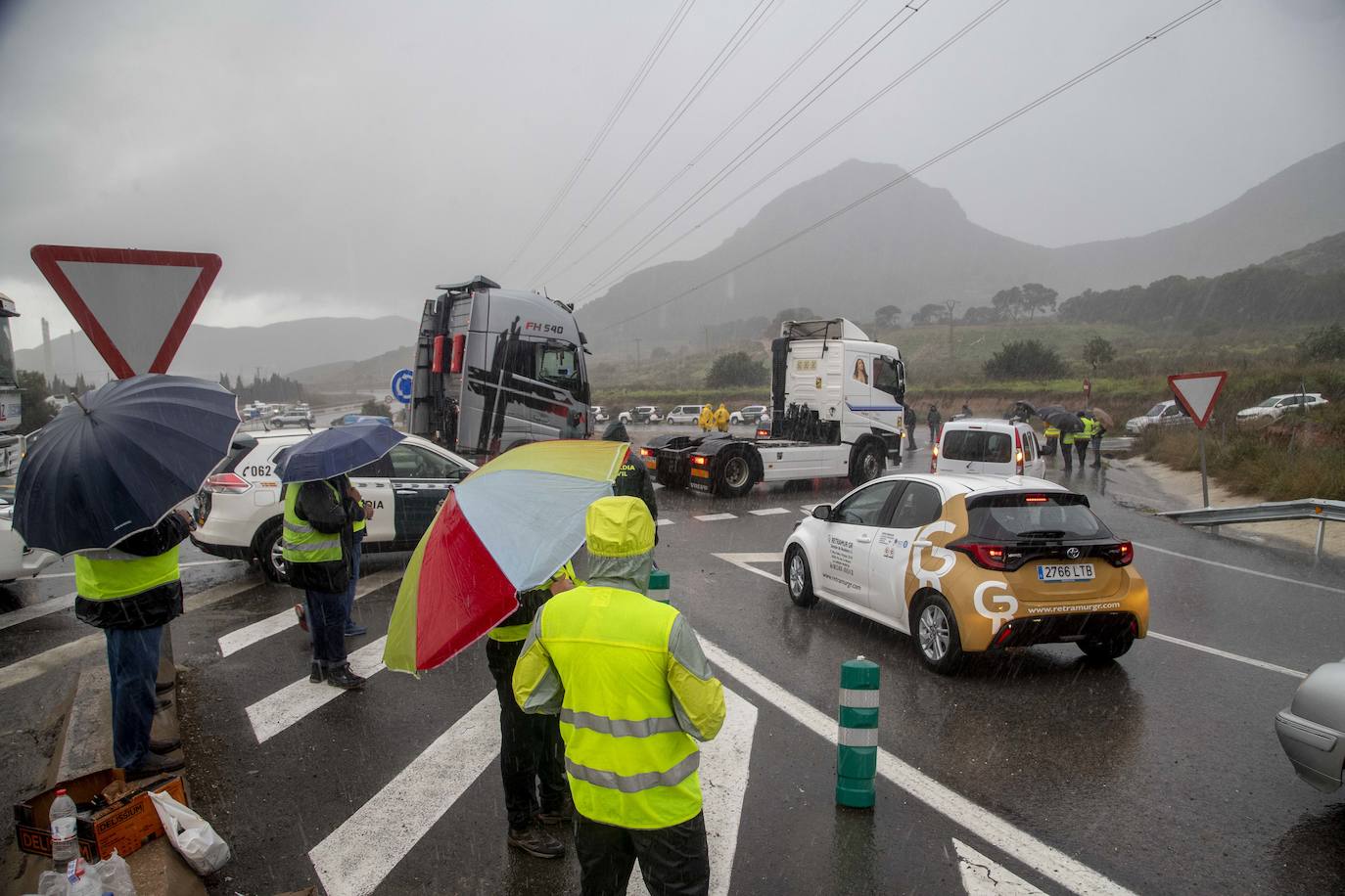 Fotos: La Guardia Civil facilita el paso de camiones a Escombreras