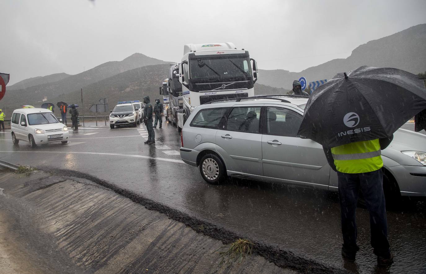 Fotos: La Guardia Civil facilita el paso de camiones a Escombreras