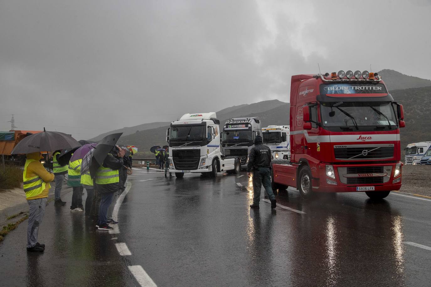 Fotos: La Guardia Civil facilita el paso de camiones a Escombreras